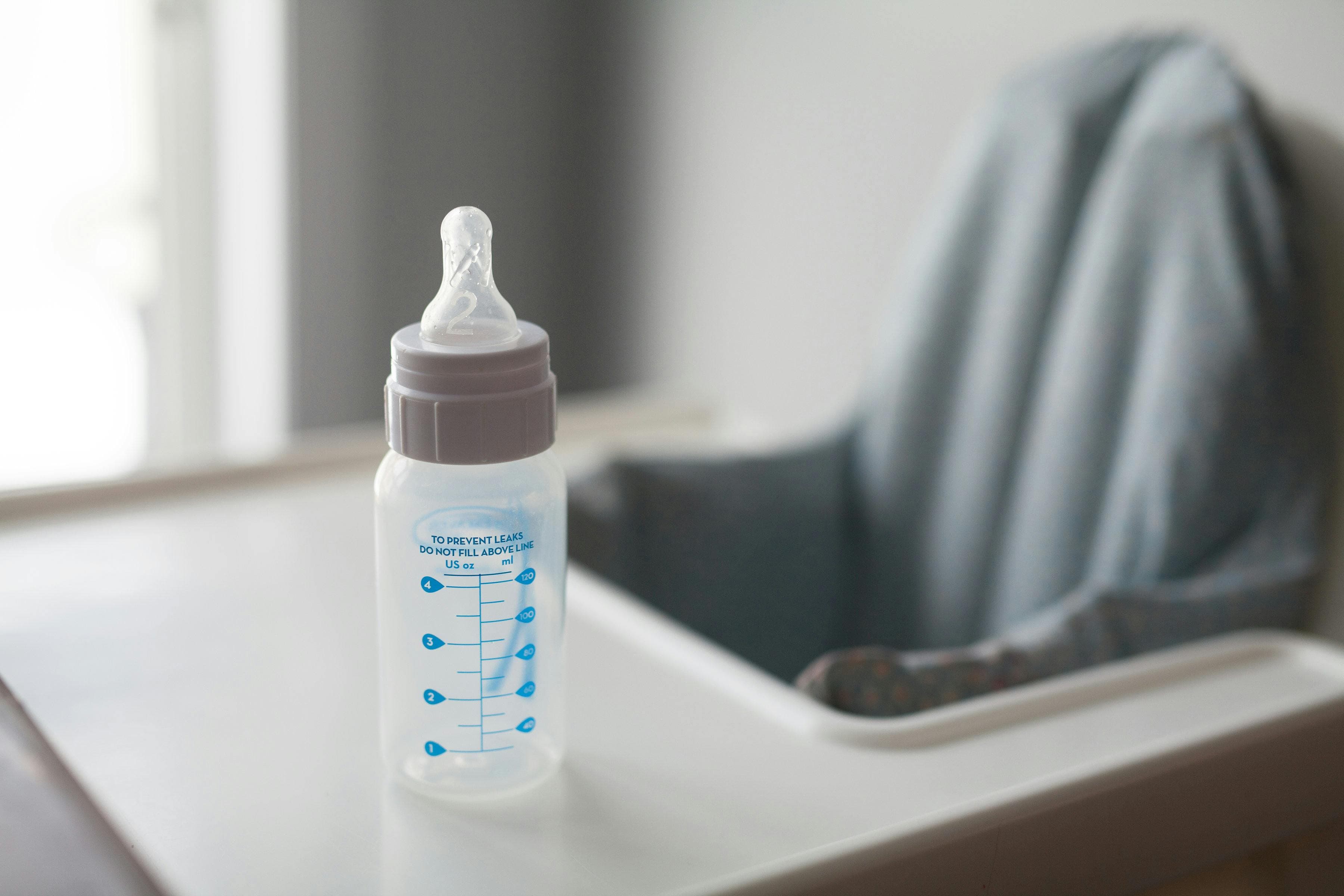 Bottle vs Breastfeeding: What It Means for Growth